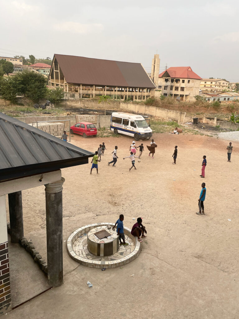 Kinder spielen Fussball auf dem Schulareal der Grace Ebenezer School